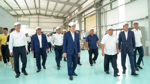 チュオン・タン・サン元国家主席、グエン・チ・ズン副首相、および代表団はHANSSIPにあるオオナガ社を視察した。（写真：NDO）