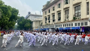 ハノイで開催された健康体操フェスティバルに参加する高齢者たち（写真：トゥイ・ハー）