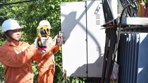 電気設備を点検するハノイ電力公社（EVNHANOI）の職員（写真：NDO）