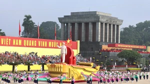 ホー・チ・ミン大統領の肖像画を載せた車両が、ホー・チ・ミン廟の前を通過した。