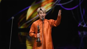 リエン・ビン・ファット氏がゴールデンベル賞の授賞式で賞を受け取る。（写真：ゴールデンベル賞）