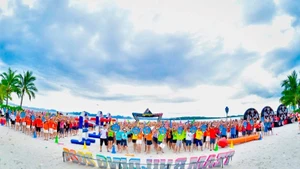 クアンニン省ハロンのビーチで行われたMICEグループのチームビルディング活動（写真：フエ・ヴー）