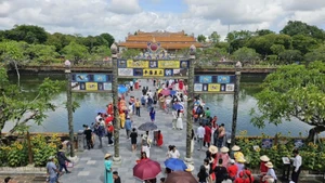 フエ市は2025年最初の10か月間で約539万人の観光客を迎え、前年同期比で65％の増加となった。