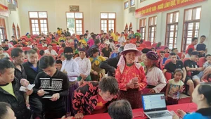 写真で見る：国の最北端で迎えた温かな建国記念日