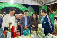 フェアで紹介されている製品を見学する代表者たち