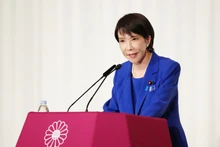 2025年10月4日、東京の自民党本部で記者会見を行う高市早苗氏（写真：共同通信／VNA）