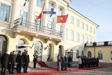 フィンランドのアレクサンデル・ストゥブ大統領と大統領夫人は、2025年10月21日、ベトナム共産党中央委員会書記長トー・ラム氏および書記長夫人のために歓迎式典を主催した。（写真：VNA）