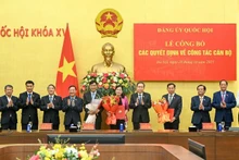 国会議長のチャン・タイン・マン氏が式典で関係者に任命書を授与した。（写真：NDO）