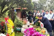 ヴォー・グエン・ザップ大将に献花し敬意を表すクアンチ省の指導者たち