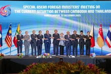 カンボジアとタイ間の現状に関するASEAN外相特別会合に出席した参加者たちが、12月22日にマレーシア・クアラルンプールで記念撮影に臨んだ。（写真：ベトナム外務省）