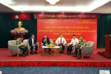 シンポジウムでパネルディスカッションに参加する代表者たち