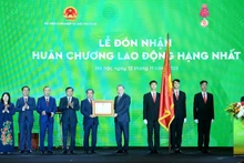 トー・ラム書記長が農業・環境省に一等労働勲章を授与した。