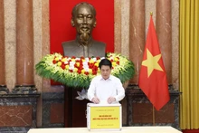 台風10号の被災者支援のために寄付を行うルオン・クオン国家主席（写真：VNA）