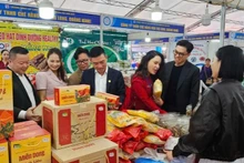 フェアを訪れる来場者たち