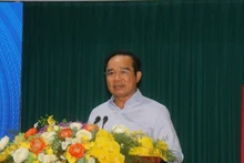 ホーチミン市人民委員会主席のグエン・ヴァン・ドゥオック氏が会議で発言している。