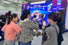 AIを活用して商品紹介動画を制作し、さまざまなデジタルプラットフォームで共有する若者たち