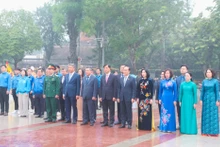 ロシア十月革命を記念するハノイ市指導者ら（写真：VIET THANH）