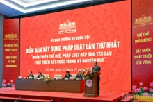 フォーラムで発表するチャン・タイン・マン国会議長（写真：NDO／ズイ・リン）