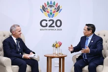 ベトナムのファム・ミン・チン首相（右）は、カナダのマーク・カーニー首相と会談した。（写真：VNA）