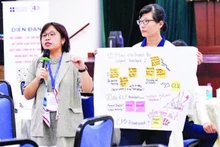 専門家らが「学校における第二言語としての英語教育の効果的な実施に向けた教員の研修と育成」フォーラムで、英語教師に対する研修を実施した。