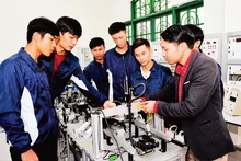 ラムドン省ダラット短期大学の学生による実習の様子（写真：TUE NGHI）