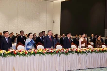 トー・ラム書記長夫妻は、ラオス人民革命党書記長兼ラオス国家主席夫妻および代表団と国旗掲揚式に参加した。（写真：VNA）