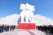 ビエンチャンで行われたラオス・ベトナム友好公園の開園式に出席した代表者たち（写真：VNA）