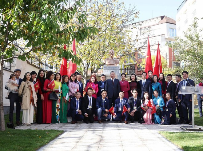 vna-potal-tong-bi-thu-du-le-khanh-thanh-tuong-dai-chu-tich-ho-chi-minh-tai-dai-su-quan-viet-nam-o-bulgaria-8360879.jpg