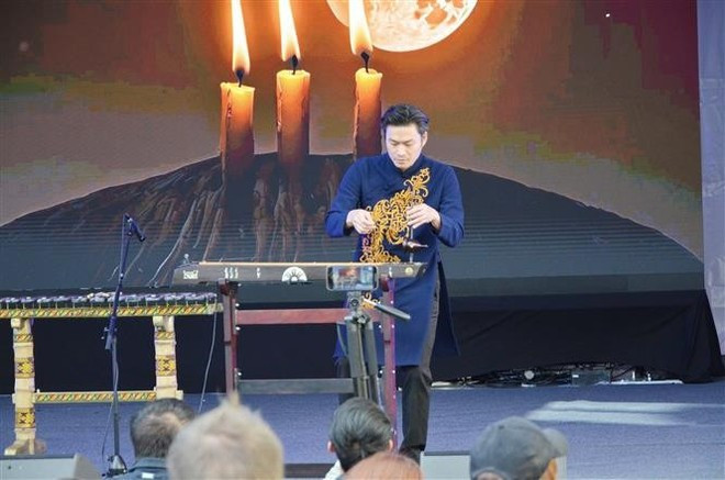 ベトナムの伝統的な一弦楽器「ダンバウ」の演奏（写真：VNA）