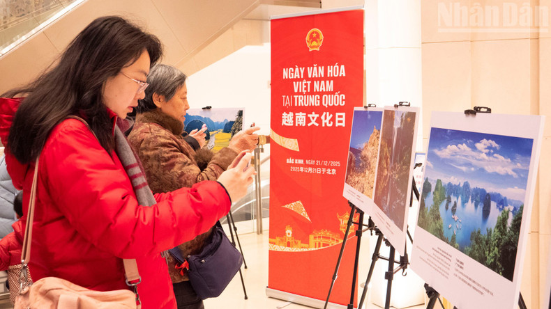 ベトナムの名所を写真に収める来場者たち