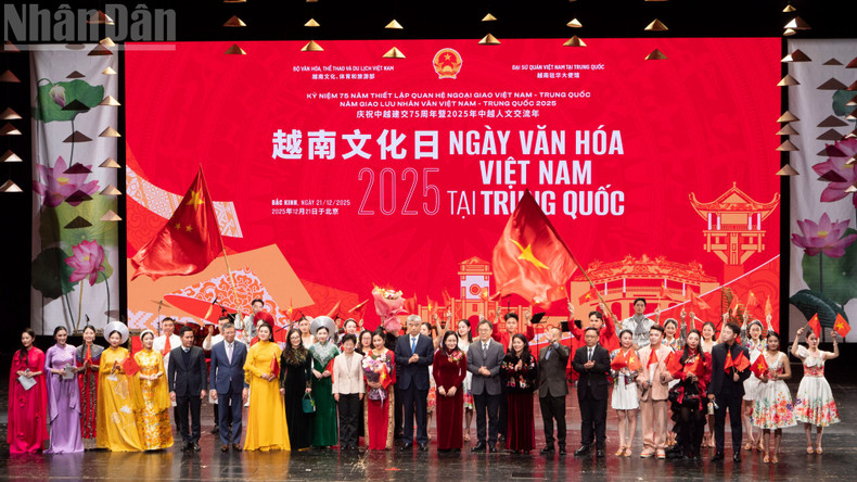 代表者たちがアーティストと記念撮影