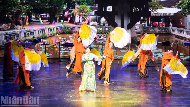 歌手のミー・リン氏が「Tren dinh Phu Van」を熱唱