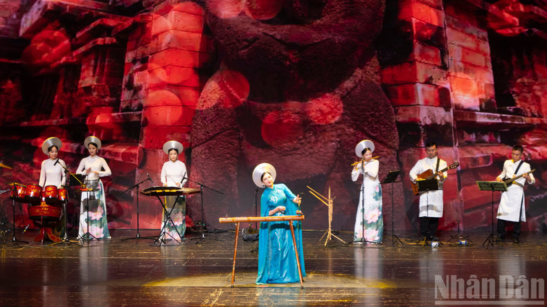 舞台公演「文化の彩り」での伝統楽器の演奏