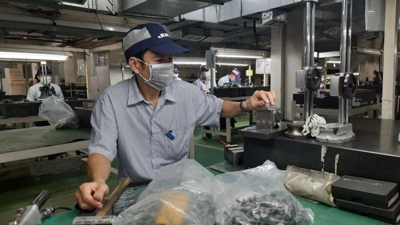 ホーチミン市タン・トゥアン輸出加工区にあるJukiベトナム有限会社で工業用ミシン部品の製造を行う従業員