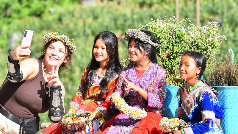 タム・マー峠に立ち寄る観光客（写真：トゥイ・グエン）