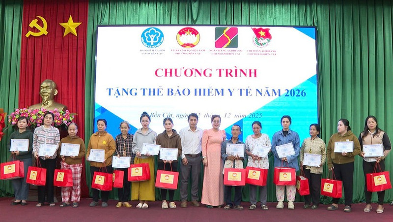 ホーチミン市社会保険傘下のベンカット社会保険が、地域の恵まれない住民に健康保険証を贈呈した。（写真：HSS）