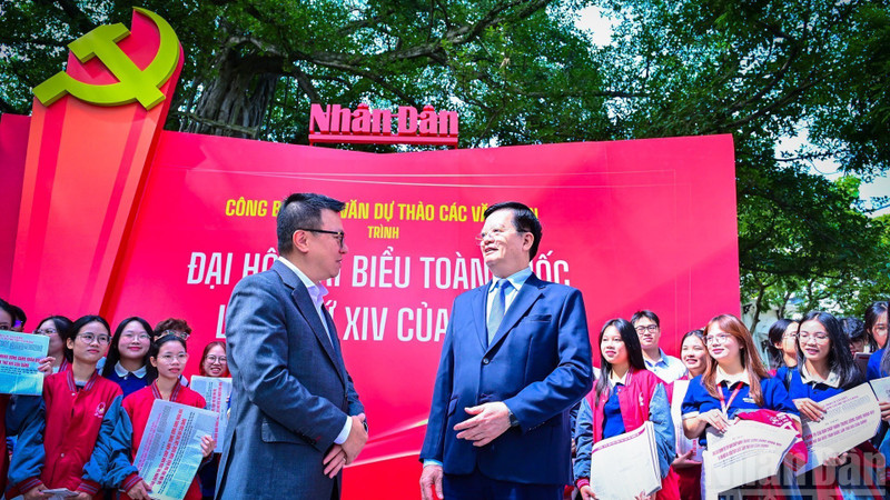 マイ・ヴァン・チン副首相が、人民新聞社で開催された第14回党大会の草案文書を紹介する展示を視察した。