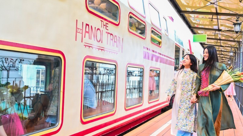 観光客がハノイの新たな観光商品である「ナム・クア・オー（五つの門）」観光列車を体験（写真：バオ・ロン）