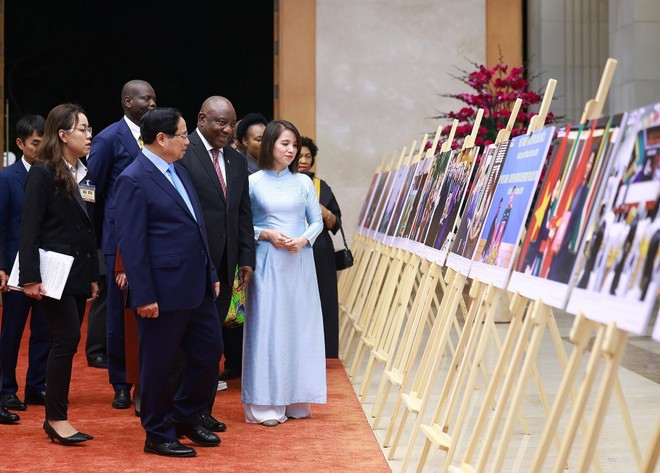 両国の協力に関する写真展を視察するファム・ミン・チン首相とマタメラ・シリル・ラマポーザ大統領（写真：VNA）