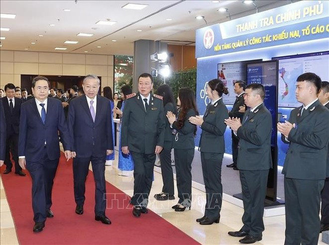 トー・ラム党書記長、チャン・タイン・マン国会議長、その他の党・国家指導者がベトナム監察部門伝統の日80周年記念式典に出席した。（写真：VNA）