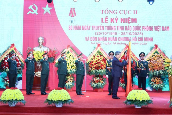 トー・ラム党書記長が、創設80周年を迎えた第二総局にホーチミン勲章を授与。（写真：VNA）