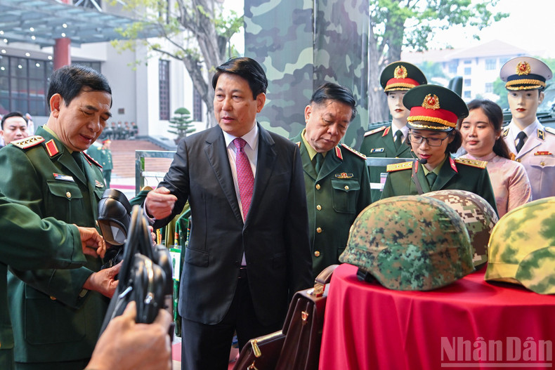 ルオン・クオン国家主席と代表団が会議の傍らで展示会を視察