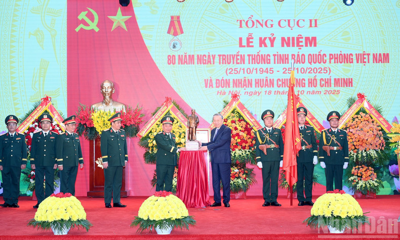 トー・ラム書記長（中央軍事委員会書記）は、第二総局にホー・チ・ミン主席の像も贈呈しました。