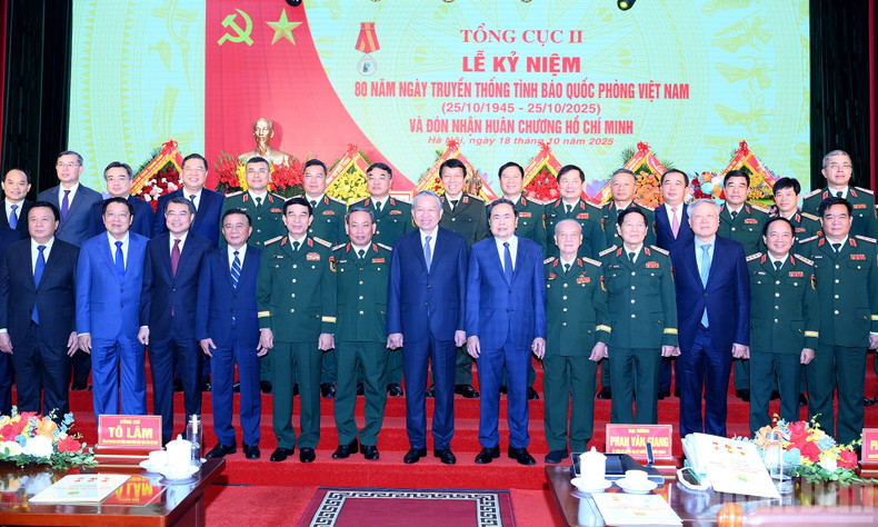 トー・ラム党書記長（中央軍事委員会書記）は、党・国家の指導者や他の代表者とともに式典に出席し、行事を祝いました。