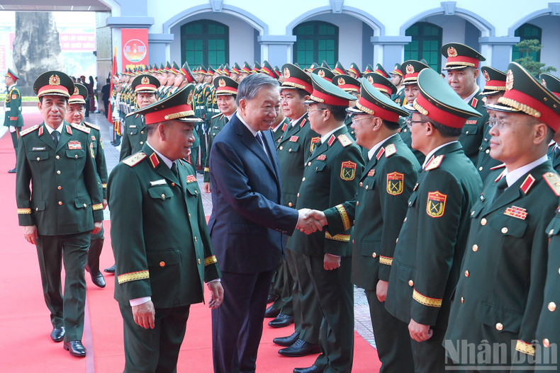 第二総局の指導者および司令官らが、トー・ラム書記長を歓迎しました。