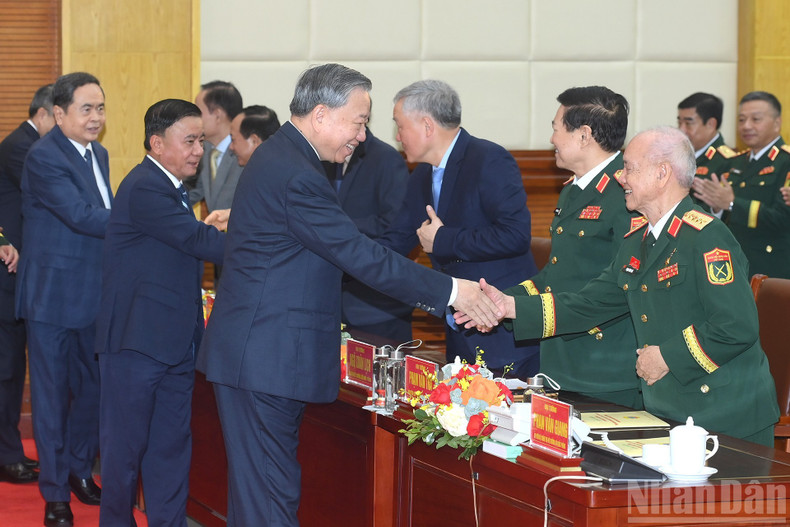 トー・ラム書記長（中央軍事委員会書記）および他の代表者が式典に出席しました。