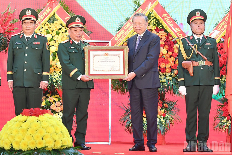 トー・ラム書記長（中央軍事委員会書記）が、国防省の第二総局にホー・チ・ミン勲章を授与しました。