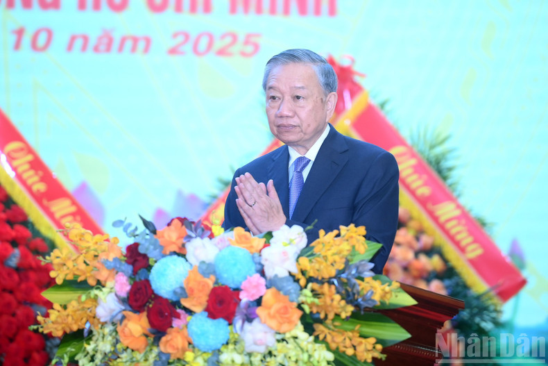 トー・ラム党書記長が式典で基調講演を行いました。