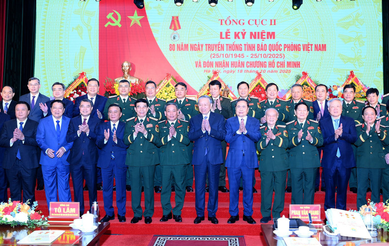 トー・ラム書記長（中央軍事委員会書記）は、党・国家の指導者や他の代表者とともに式典に出席し、行事を祝いました。