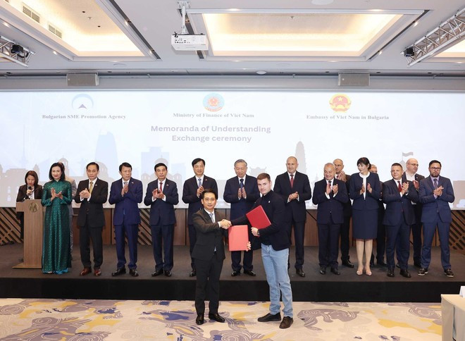 両国首脳がフォーラムで複数の協力協定の交換を見守る（写真：VNA）